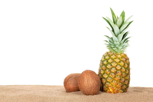 Ananas Nuci Cocos Plaja Nisip Izolat Fundal Alb — Fotografie, imagine de stoc