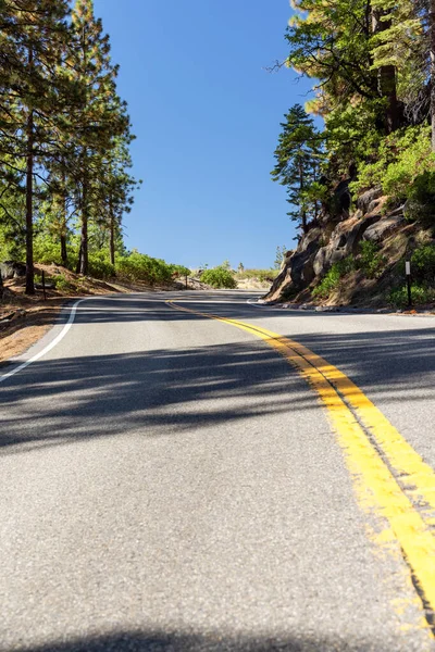 Strada Asfaltata Curva Attraverso Foresta Parco Nazionale Dello Yosemite California — Foto Stock