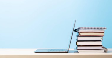Laptop ve dizüstü bilgisayarlar. Mesajın için de yer var. Öğren ve çalış konsepti