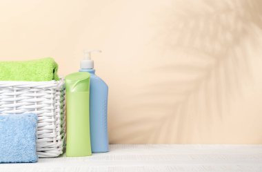 Vücut bakımı malzemeleri ve banyo havluları masada ürününüz veya mesajınız için yer var. Spa düzenlemesi