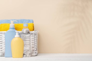 Vücut bakımı malzemeleri ve banyo havluları masada ürününüz veya mesajınız için yer var. Spa düzenlemesi