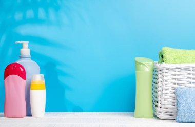 Vücut bakımı malzemeleri ve banyo havluları masada ürününüz veya mesajınız için yer var. Spa düzenlemesi