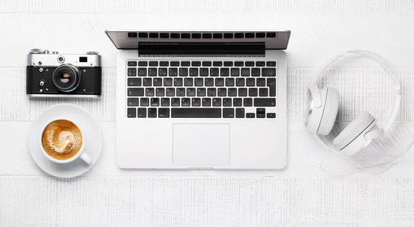 Laptop Bilgisayarı Kahve Malzemelerle Dolu Ofis Masası Üst Manzara Düz — Stok fotoğraf