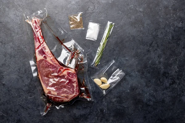 Çiğ Tomahawk Bifteği Vakum Baharatlar Paketlendi Izgara Için Hazırız Düz — Stok fotoğraf