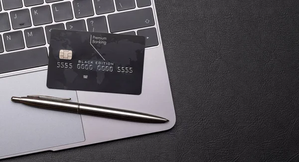 Black Credit Card Office Table Laptop Pen Flat Lay Copy — Stock Photo, Image
