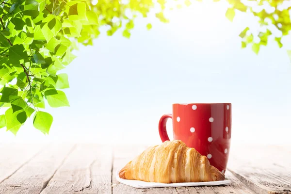 Koffiebeker Croissant Houten Tafel Tuin Buiten — Stockfoto