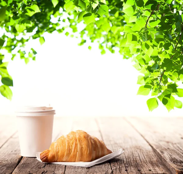 Kaffekopp Och Croissant Träbord Trädgård Utomhus — Stockfoto