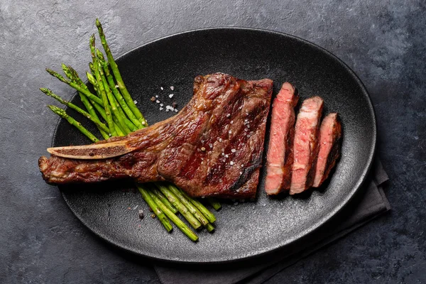 Středně Propečený Hovězí Steak Tomahawk Chřestem Plocha — Stock fotografie