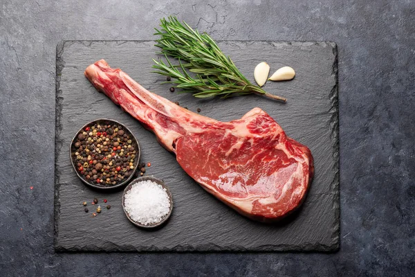 Roh Tomahawk Beef Steak Und Gewürze Fertig Zum Grillen Flache — Stockfoto