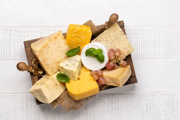 Various Cheese Wooden Box Flat Lay — Stockfoto