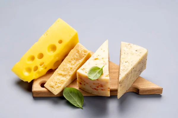 ボード上の様々なチーズ — ストック写真