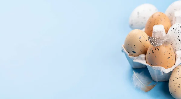 Mavi Arka Planda Paskalya Yumurtaları Selamlarınız Için Yer Var — Stok fotoğraf
