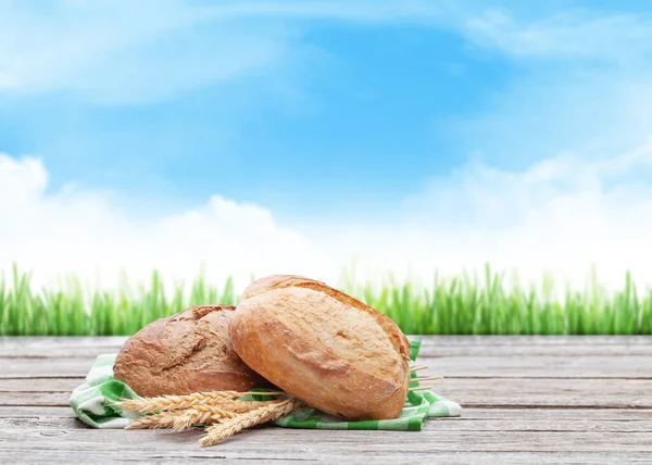 Zelfgebakken Brood Houten Tafel Buiten — Stockfoto
