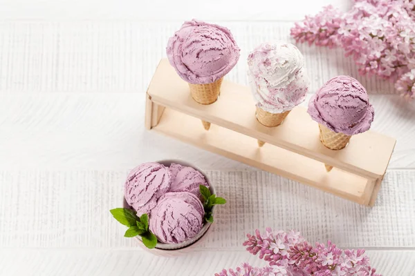 Kremalı Dondurma Leylak Çiçekleri — Stok fotoğraf