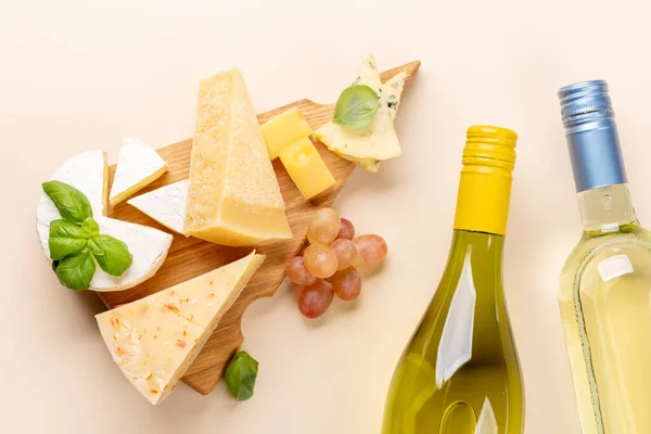 ボード上の様々なチーズと白ワイン — ストック写真