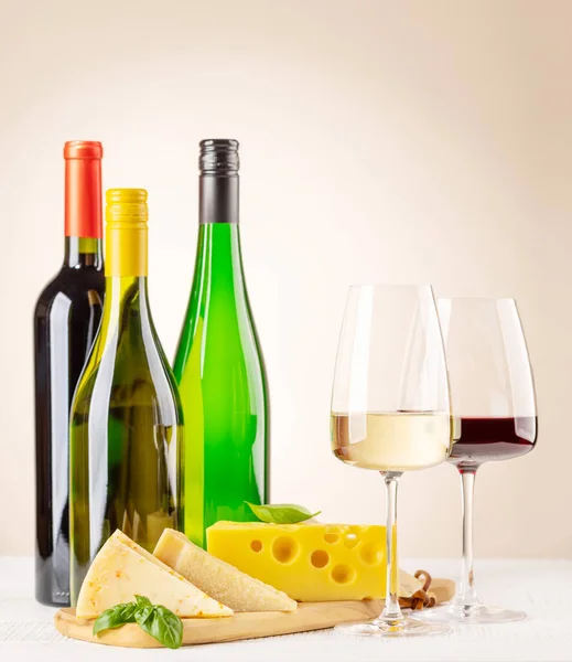 Various Cheese Board Red White Wine Copy Space — Stockfoto