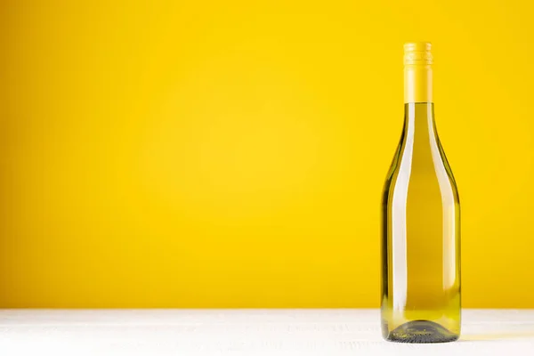 Sarı Arka Planda Beyaz Şarap Şişesi Kopyalama Alanı Ile — Stok fotoğraf