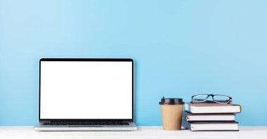 Mesajınız, uygulamanız, internetiniz ve kahve fincanınız için boş ekranlı bir laptop. Beyaz ekranlı bilgisayar
