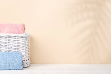 Vücut bakımı banyo havluları masada ürününüz ya da mesajınız için yer var. Spa düzenlemesi