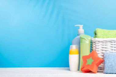 Vücut bakımı malzemeleri ve banyo havluları masada ürününüz veya mesajınız için yer var. Spa düzenlemesi