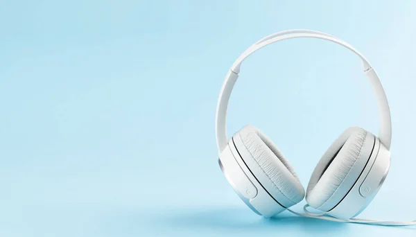Witte Koptelefoon Blauwe Achtergrond Met Kopieerruimte Podcast Audioboek Muzieksjabloon — Stockfoto