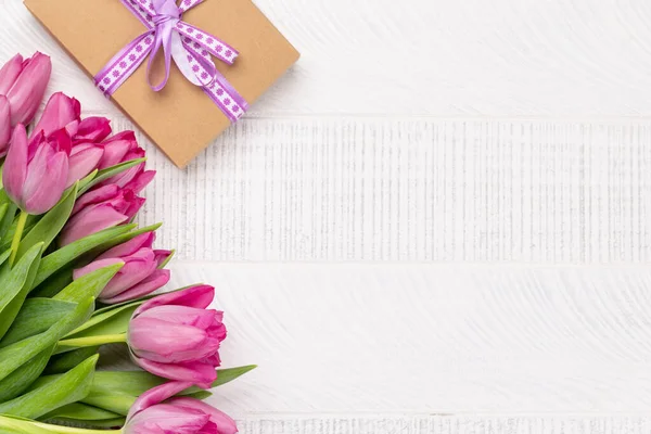 Růžové Tulipány Kytice Dárkové Krabice Bílém Dřevěném Stole Byt Ležel — Stock fotografie