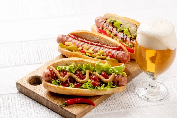 Różne Hot Dogi Piwo Domowe Hot Dogi Desce Krojenia — Zdjęcie stockowe