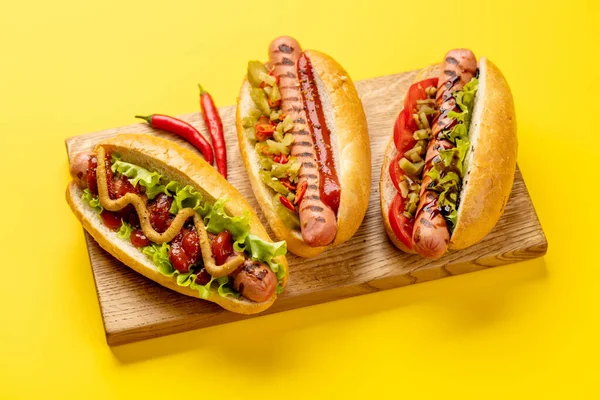 Různé Hot Dogy Domácí Hotdogy Řezací Desce — Stock fotografie