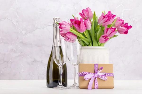 Fresh Pink Tulip Flowers Bouquet Champagne White Wooden Table Copy — Stock Photo, Image