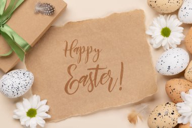 Hediye kutusu, Paskalya yumurtaları ve bej arka planda çiçekler Paskalya kutlamalarıyla birlikte. Düz yatıyordu