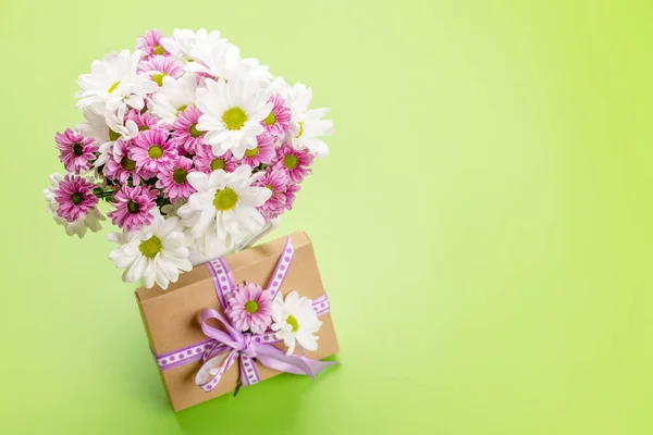 Geschenkbox Und Blumenstrauß Mit Platz Für Ihre Grüße — Stockfoto