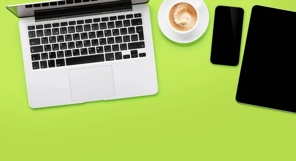 Ноутбук Планшет Смартфон Порожнім Екраном Зеленому Фоні Плоский Простір Копіювання — стокове фото
