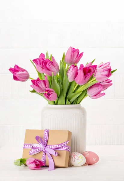 新鮮なピンクのチューリップの花花束 イースターエッグ ギフトボックス コピースペースのある白い木製のテーブルで — ストック写真