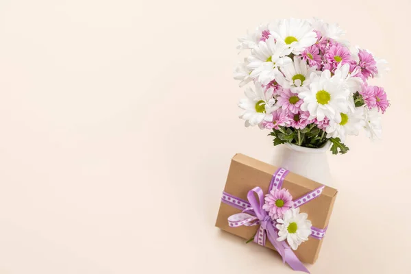 Geschenkbox Und Blumenstrauß Mit Platz Für Ihre Grüße — Stockfoto