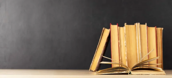 Старые Книги Столе Одна Книга Открыта Место Копирования Вашего Текста — стоковое фото