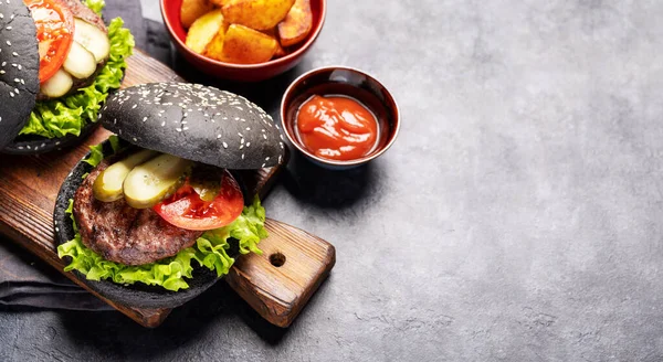 Hausgemachte Rindfleisch Burger Mit Schwarzbrötchen Und Pommes Mit Kopierraum — Stockfoto