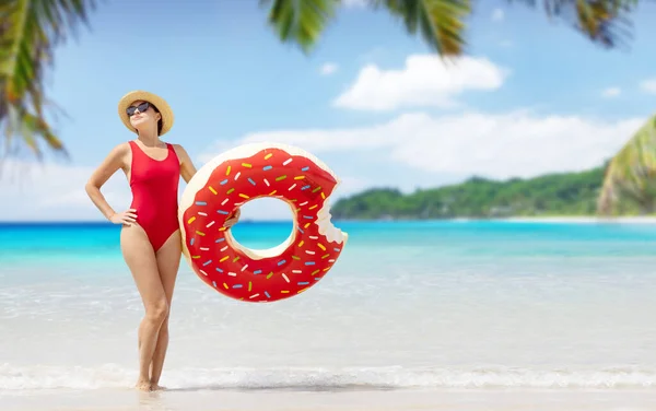 Beautiful Young Woman Inflatable Donut Ring Relaxing Sea Beach Summer — ストック写真