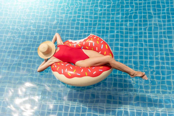 Mulher Nova Bonita Com Anel Inflável Donut Que Relaxa Piscina — Fotografia de Stock