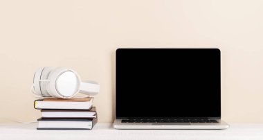 Mesajınız, uygulamanız, internetiniz ve kulaklığınız için boş ekranlı dizüstü bilgisayar. Beyaz ekranlı bilgisayar