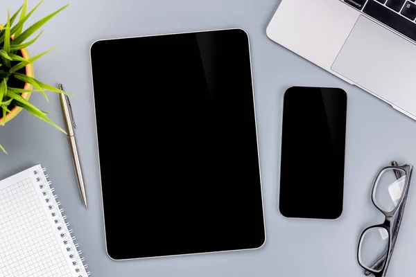 Tableta Smartphone Con Pantalla Blanco Escritorio Oficina Negocios Espacio Trabajo —  Fotos de Stock