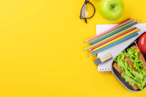Schulbedarf Schreibwaren Und Lunchbox Auf Gelbem Hintergrund Bildung Und Ernährung — Stockfoto