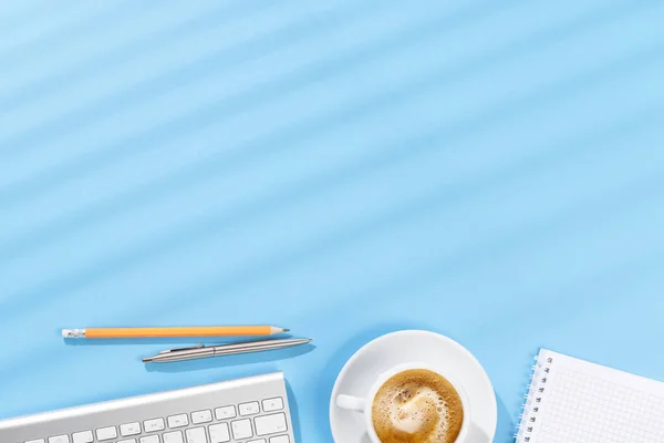 Business Schreibtisch Von Oben Mit Tastatur Büromaterial Und Kaffee Flacher — Stockfoto