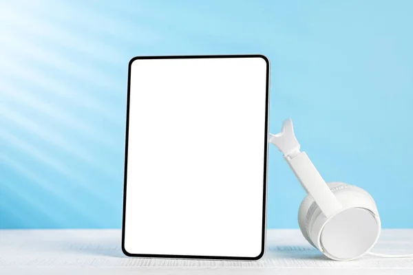 Tablet Com Tela Branco Fones Ouvido Mesa Escritório Negócios Espaço — Fotografia de Stock