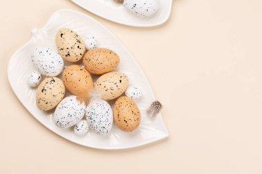 Bej arka planda paskalya yumurtaları. Tavuk ve bıldırcın yumurtası. Kopyalama alanı olan düz