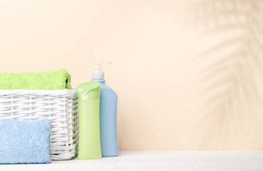 Vücut bakımı malzemeleri ve banyo havluları masada ürününüz veya mesajınız için yer var. Spa düzenlemesi