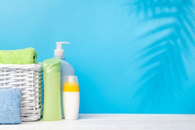 Vücut bakımı malzemeleri ve banyo havluları masada ürününüz veya mesajınız için yer var. Spa düzenlemesi