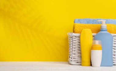 Vücut bakımı malzemeleri ve banyo havluları masada ürününüz veya mesajınız için yer var. Spa düzenlemesi