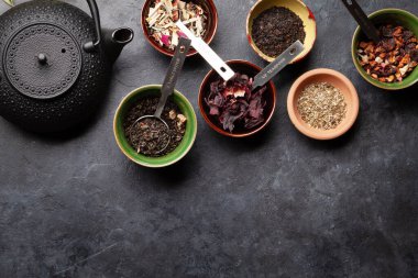 Çeşitli kurutulmuş çay ve çaydanlık. Üst görünüm düzlüğü kopyalama alanı ile yatıyordu