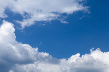 Bulutlu güneşli gökyüzü ve kopyalama alanı