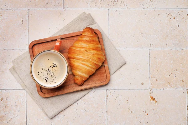 Kaffekopp Och Croissant Platt Liggplats Med Kopieringsutrymme — Stockfoto